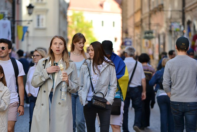 Gyalogosok egy varsói utcán